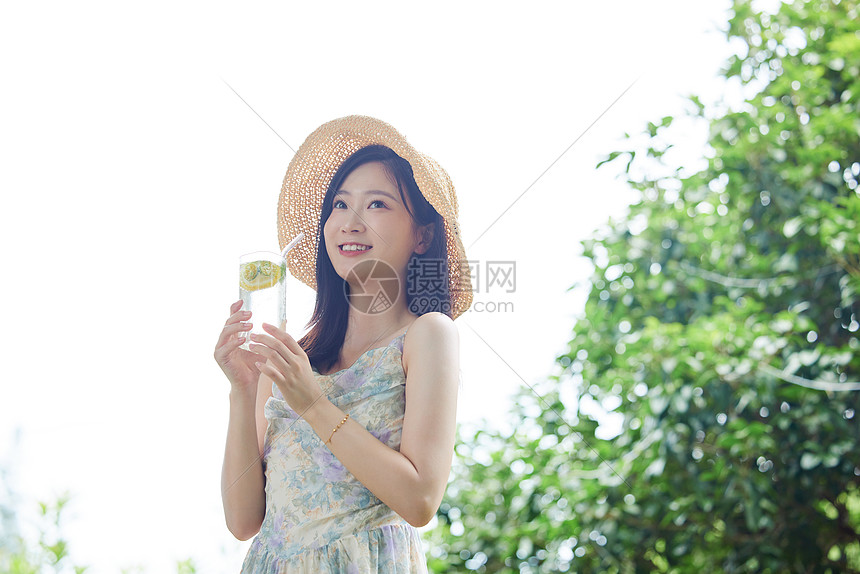 夏日手拿冷饮的女生图片