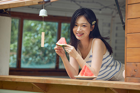 可爱夏天水果活力女生写真吃西瓜背景