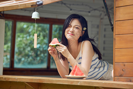 清纯美女陆懿嘉活力女生写真吃西瓜背景