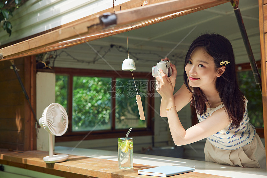 户外女生拍照记录夏日图片