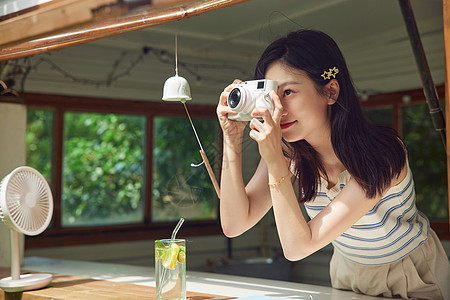 夏日手拿照相机的可爱女生图片