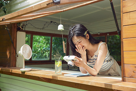 夏日爱拍照的可爱女生高清图片