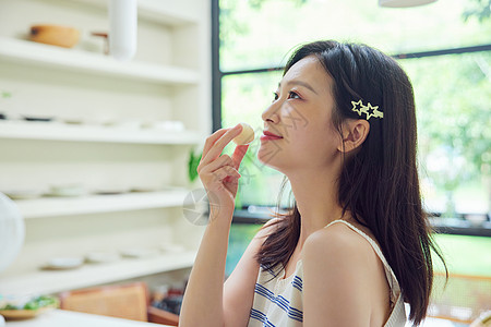 女生夏日吃荔枝高清图片