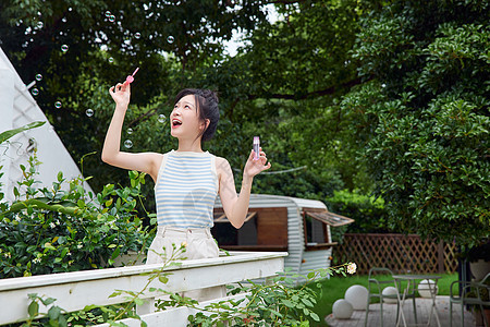 户外女生享受夏日图片