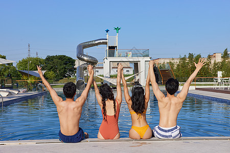 夏日泳池度假的青年男女背影图片