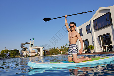 泳池里划船玩耍的帅哥图片