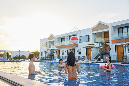 青年男女参加夏日泳池派对图片