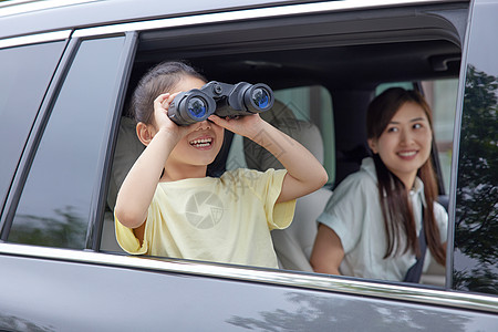 环保汽车海报汽车出行看望远镜的小女孩背景