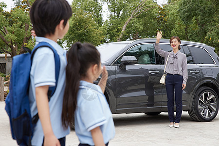 环保汽车素材母亲开车送孩子上学背景