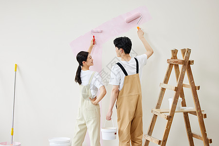 粉刷工具年轻情侣恩爱粉刷墙面背景