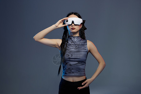 展示科技VR产品的女性高清图片