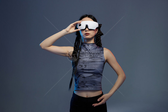 展示科技VR产品的女性图片
