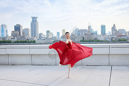 上海城市的红裙舞蹈女子背景图片