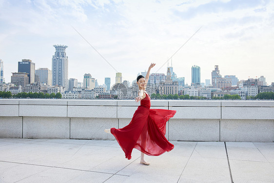 平台上舞蹈的红裙女子图片