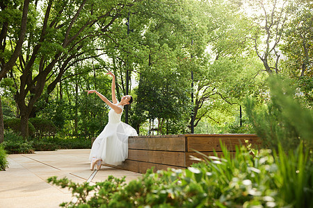 树林中美丽的芭蕾舞者图片