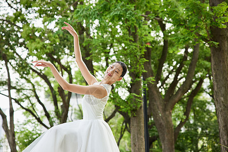 森林中舞蹈的白裙女子图片