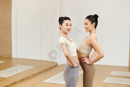两位瑜伽老师展示身材图片