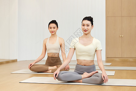 进行瑜伽健身的两位运动女生图片