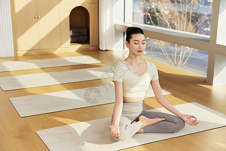 练习瑜伽的女性静坐图片