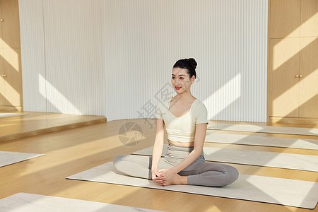 瑜伽教室教室里学习瑜伽的女性背景