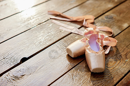 阳光下的芭蕾舞鞋图片