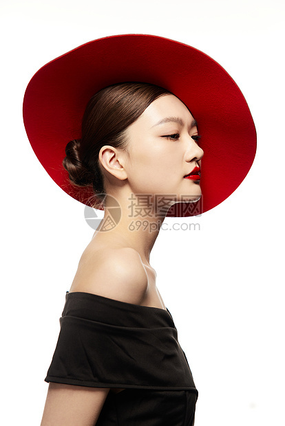 佩戴红色帽子的冷艳美女图片
