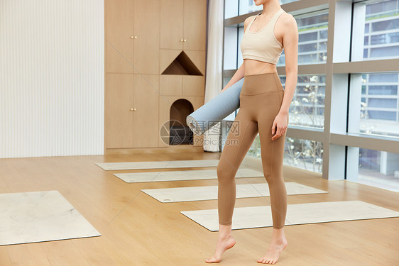 教室里的运动瑜伽美女图片