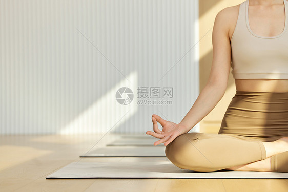 运动女生瑜伽动作细节展示图片