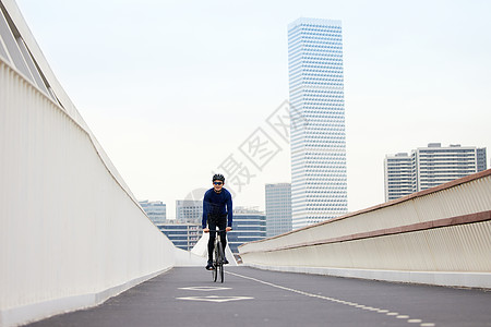 天桥上热爱骑行的男性图片