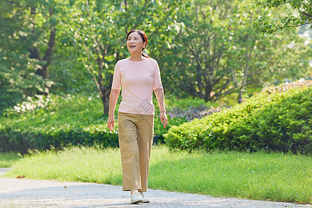 公园里散步的中年女性图片