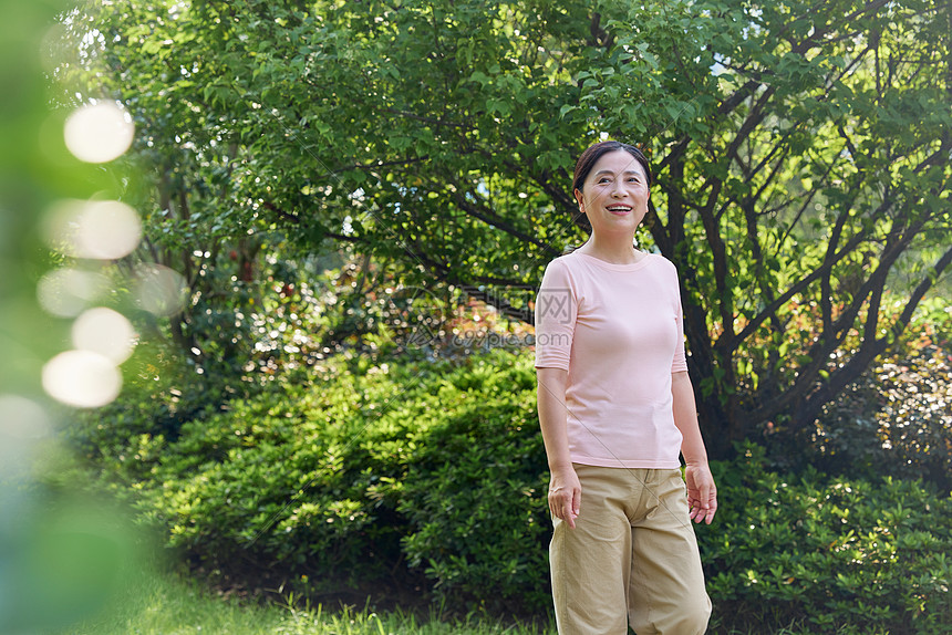 小区里散步的中年女性图片