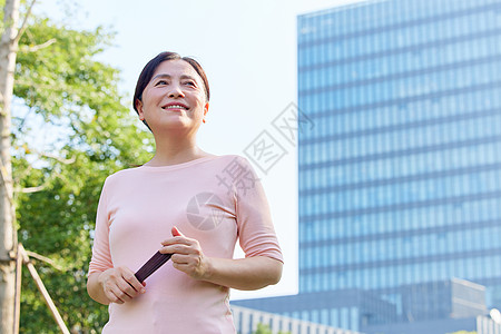 休闲女性小区散步图片