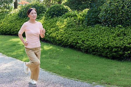 中年女性在公园晨跑锻炼高清图片