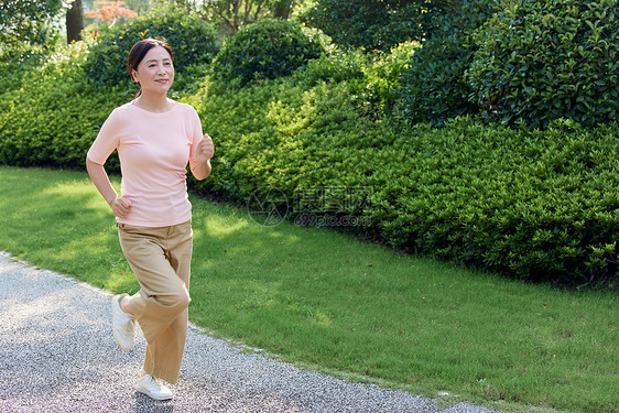 中年女性在公园晨跑锻炼图片