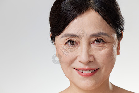 女性化妆护肤中老年皮肤展示背景
