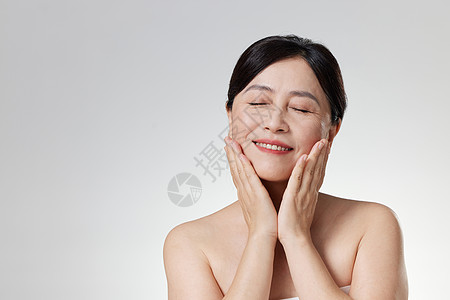中年女性抚摸面部肌肤图片