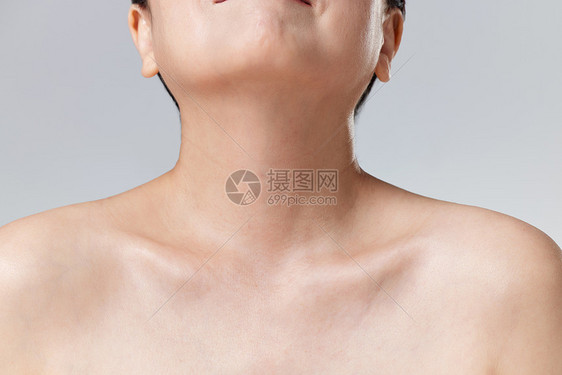 中年女性脖颈特写图片
