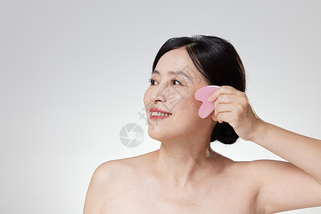 女性进行面部刮痧图片