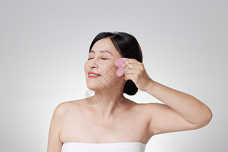 女性皮肤使用面部刮板图片
