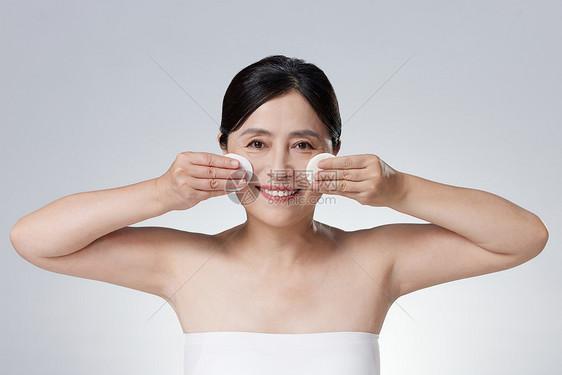 护理化妆使用粉扑的中年女性图片