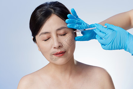中年女性做面部医美图片