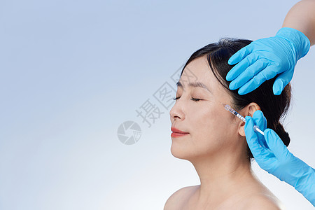 中年女性做面部医美注射图片