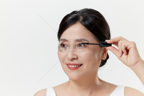 中年女性使用睫毛膏图片