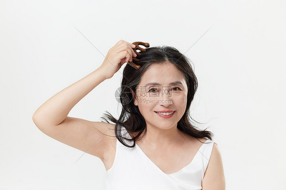 中年女性用按摩梳护理头皮图片