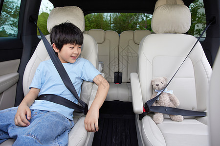 环保汽车海报坐在车上系着安全带的儿童背景