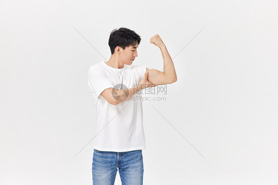 健身男性展示肌肉图片