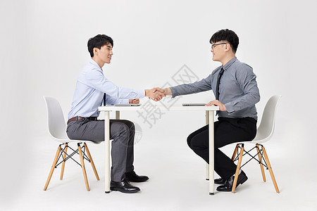 职场正装商务男性合作握手图片