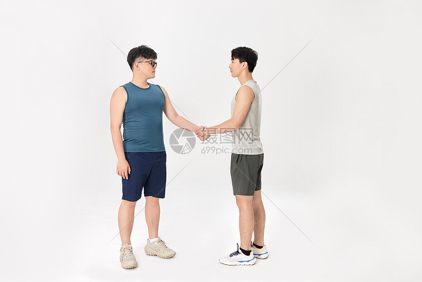 肥胖男性与肌肉男身材对比图片