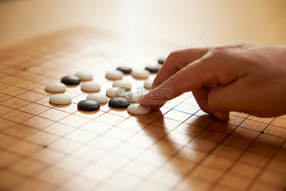 下棋的手部特写图片