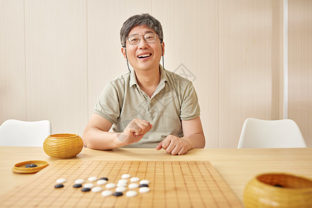 下棋大笑的中老年人图片